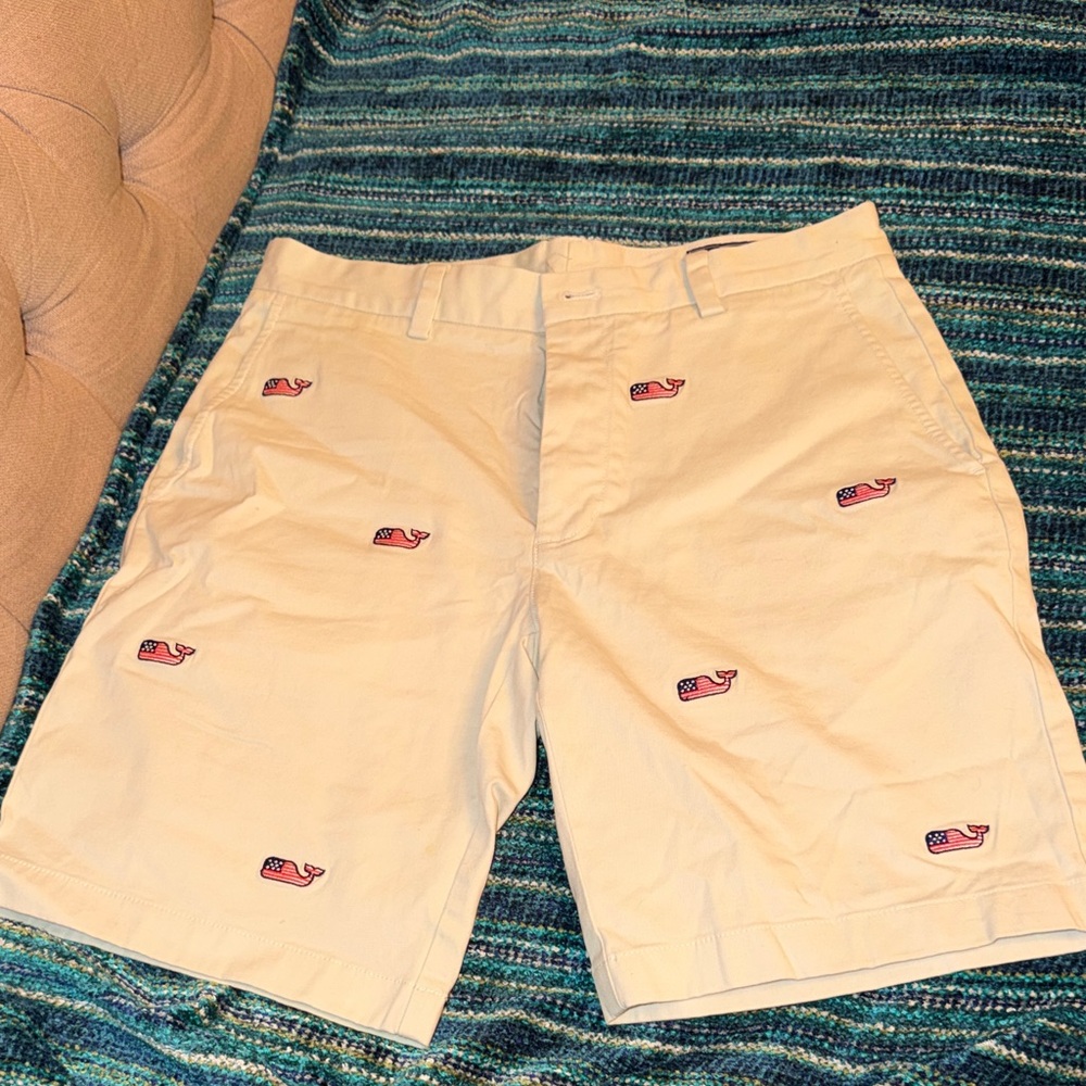 Vineyard Vines Men's Embroidered Cream Shorts with USA Whale Motifs Size 30